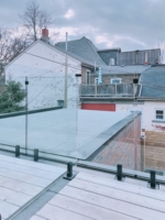 Système de balustrade en verre Prima Commercial Spigot, balustrade de balcon moderne sans cadre avec pinces en acier inoxydable