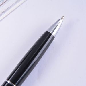 Bolígrafo de Metal con Empuñadura de Goma Suave, Acabado Mate y Brillante, Detalles en Negro y Plateado, Bolígrafo Ejecutivo con Logotipo Personalizado para Empresas - Product Image 3