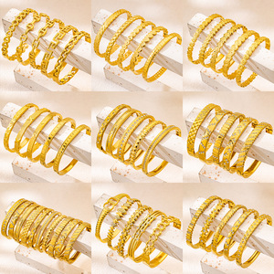 Ensemble de bracelets joncs en acier inoxydable plaqué or 18 carats pour femmes, modèles variés, empilables, fins, vente en gros de bijoux - Product Image 3
