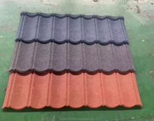 Tejas de Acero Galvanizado de Alta Calidad Producidas en Fábricas Chinas, Tejas Metálicas con Recubrimiento de Piedra de Color para Techos de Edificios - Product Image 1
