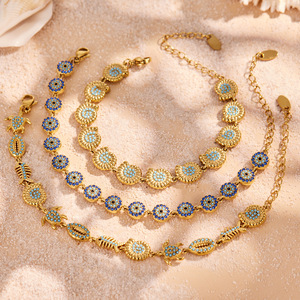 สร้อยข้อมือสแตนเลสสตีลชุบทอง 18K รุ่น Ocean Series ประดับด้วยจี้เต่าและเปลือกหอยสีฟ้าเทอร์ควอยซ์ เครื่องประดับข้อมือแฟชั่นสำหรับผู้หญิง - Product Image 2