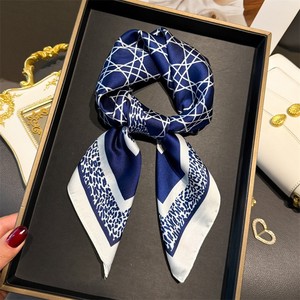 <span class=keywords><strong>Foulard</strong></span> Quadrato di Lusso 1026M con Stampa Digitale Personalizzata, <span class=keywords><strong>Sciarpa</strong></span> in Raso 68*68cm per Donne Eleganti - Product Image 3