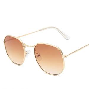 Lunettes de soleil tendance pour hommes et femmes avec logo personnalisé, monture carrée de petite taille, verres rouges, jaunes et roses, lunettes de soleil en métal polygonales pour femmes - Product Image 6