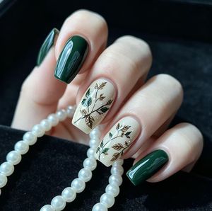 Uñas Postizas Green Leaf, Forma Cuadrada Mediana, Base <span class=keywords><strong>Verde</strong></span> Oscuro y Crema, Diseño de Ramas Pintadas a Mano, Puntas de Uñas Reutilizables - Product Image 1