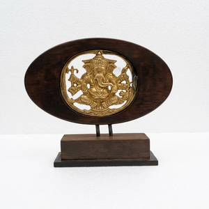 งานศิลปะพระพิฆเนศทองเหลืองทำมือบนฐานไม้ ของตกแต่งและของขวัญ - Product Image 1