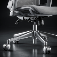 Chaise de bureau ergonomique en maille grise avec appui-tête réglable et base chromée polie pour un espace de travail moderne