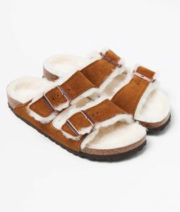 Chaussons en fourrure pour femmes de haute qualité, au design luxueux, en laine, offrant chaleur et confort pour un style décontracté. - Product Image 1