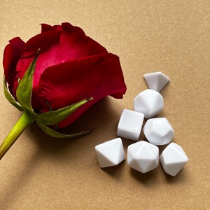 7 pezzi bianco puro DIY Set di dadi in acrilico cavo accessori di lusso quadrati per il <span class=keywords><strong>gioco</strong></span> degli scacchi per un Design personalizzato - Product Image 4