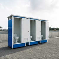 Toilettes publiques préfabriquées portables à faible coût pour l'extérieur, à compartiment unique, avec design ventilé et résistant à la pluie, et installation rapide