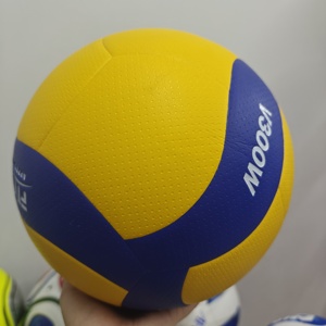 วอลเลย์บอลมาตรฐานอย่างเป็นทางการ V300W คุณภาพเยี่ยม จับถนัดมือ กันน้ำได้ดี ให้ประสิทธิภาพที่สม่ำเสมอทั้งในร่มและกลางแจ้ง - Product Image 6