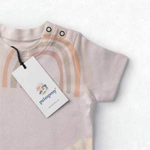 ป้ายแขวนเสื้อผ้ากระดาษแข็งแบบกำหนดเอง เป็นมิตรกับสิ่งแวดล้อมและรีไซเคิลได้ ขายส่งป้ายกระดาษสำหรับเสื้อผ้าพร้อมโลโก้ เหมาะสำหรับชุดลำลองและเครื่องแต่งกาย - Product Image 2
