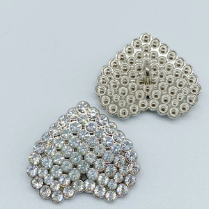 Bouton <span class=keywords><strong>de</strong></span> couture coeur décoratif en gros diamant métal perle strass boutons à tige pour vêtements - Product Image 4