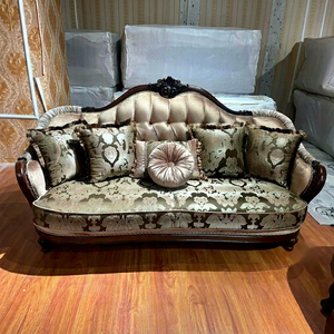Canapé en velours capitonné de style victorien avec accoudoirs roulés et pieds en bois, deux places, design Chesterfield pour salon - Product Image 1