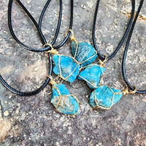 Unisex naturale Apatite grezza ciondolo in pietra su corda blu collana accessorio Versatile - Product Image 1