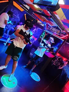 Prezzo a buon mercato 4-Player 9D VR simulatore Arcade mitragliatrice giochi di tiro con VR piattaforma a piedi in metallo a gettoni al coperto