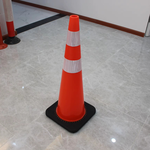 Grand triangle en PVC de 900 mm pour la sécurité routière avec base - Product Image 5