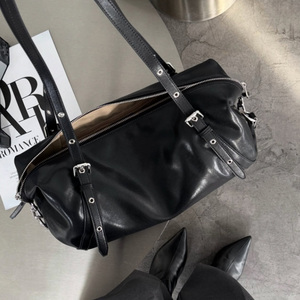 Bolsa <span class=keywords><strong>de</strong></span> Viaje <span class=keywords><strong>de</strong></span> Cuero Negra y Marrón, Moderna, Portátil, Extra Gruesa, <span class=keywords><strong>de</strong></span> Doble Capa, con Hebilla Plateada Vintage y Correa Portátil - Product Image 1