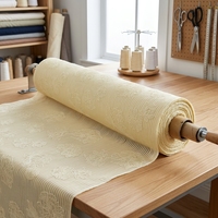 Tissu tricoté respirant à rayures verticales jaune clair brillant, broderie délicate de lotus en point de chaînette, motif floral raffiné