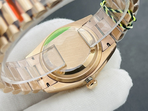 Boîtier central intégré, fond à visser et couronne pour le remontage. Montre mécanique haut de gamme pour homme - Product Image 4