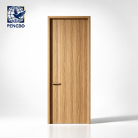 Porte intérieure en MDF mélaminé à grain de teck doré, design à lignes verticales fines, pour projets hôteliers et d'appartements