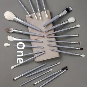Ensemble de 26 pinceaux de maquillage professionnels en poils de chèvre et de renard des neiges pour poudre, fond de teint, anticernes, fard à joues et fard à paupières - Product Image 6