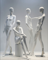 Maniquí Femenino de Fibra de Vidrio Blanco Mate de Alta Gama, Maniquí Moderno Abstracto en Poses de Pie y Sentado para Exhibición en Escaparates de Tiendas de Moda