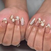 Faux ongles press-on en acrylique faits main, couleur nude amande, avec fleurs blanches 3D, dégradé de paillettes et décoration en strass queue de poisson