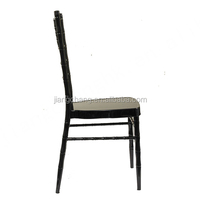 Chaise Chiavari empilable en métal noir Jiangchang JC-A240 pour usage extérieur et hôtelier, avec coussin épais de 4 cm et revêtement poudré – Vente en gros