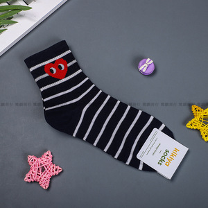 Conception de vente chaude pas cher loisirs coréen noir et blanc rayé chaussettes motif moyen Tube personnalité sport rayé chaussettes - Product Image 5