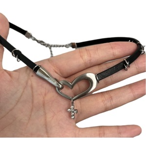 Collier ras du cou court en cuir marron style punk épicé avec croix en métal en forme de cœur pour femme - Product Image 5