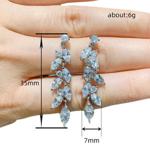 Boucles d'oreilles pendantes de luxe pour femmes, en argent 925 plaqué rhodium, avec cristaux et sertissage griffe, couleur blanc champagne - Product Image 5