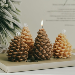 Bougies parfumées best-seller en forme <span class=keywords><strong>de</strong></span> cône <span class=keywords><strong>de</strong></span> pin 3D, emballées individuellement, pour décoration <span class=keywords><strong>de</strong></span> Noël et cadeaux - Product Image 1