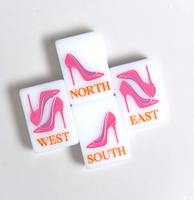 Elegantes Tacones Altos Color Rosa con Diseño de Fichas de Mahjong, Acrílico Blanco, Estilo Americano Chic, Regalo Elegante para Jugadoras de Mahjong