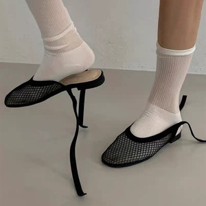 Sandalias planas casuales de verano 2026 de nuevo diseño con malla hueca transpirable y punta cerrada para mujer (Mules) - Product Image 3