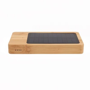 Banco de energía solar inalámbrico de 10000mAh con diseño de madera de bambú y capacidad de carga rápida para teléfonos y tabletas - Product Image 2