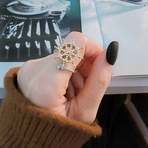 Anillo giratorio de dos tonos a la moda, anillo antiestrés de cobre chapado en oro rosa, estilo punk, joyería con brújula de timón pirata - Product Image 2