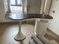Bureau incurvé de style crème, bureau d'ordinateur moderne et minimaliste pour le bureau à domicile