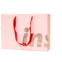 Sacs en papier cadeaux de remerciement en blanc avec logo personnalisé de boutique de luxe en gros pour l'emballage de chaussures et de vêtements estampage à chaud et utilisation d'exposition