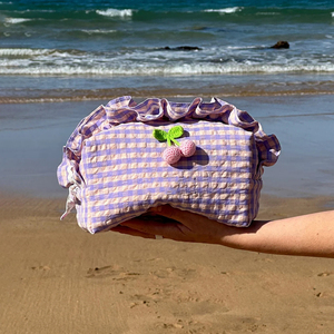 Venta al por mayor de las mujeres de playa bolsas de maquillaje de verano personalizado rosa de viaje con volantes acolchado Seersucker Gingham bolsa de cosméticos - Product Image 4