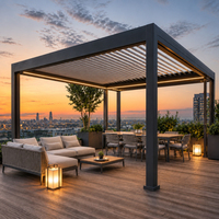 Pergola bioclimatique motorisée en aluminium sur mesure, toit à lamelles imperméable avec système de drainage des eaux pluviales pour terrasse et patio