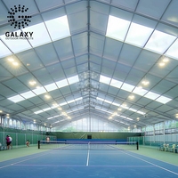 Tente de sport intérieure durable et grande (30x30m) avec toit transparent résistant aux UV, idéale pour les événements de tennis, de football et de basketball.