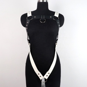 Precio de fábrica Sexy cuero Bondage cinturones restricción cuerpo arnés para hombre blanco y negro correa de hombro cinturones conectados