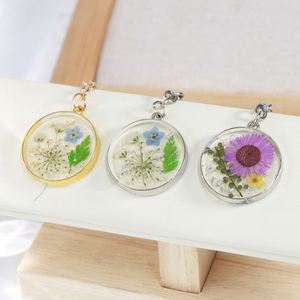 <b>Personalized</b> Custom Alloy Round Resin Flower <b>Keychain</b> Resin Dried Flower <b>Keychain</b> - Product Image 3