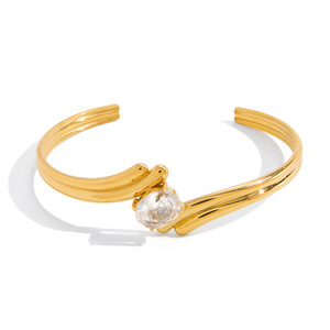 Brazalete abierto chapado en oro con cristales engastados en forma de garra para mujer, uso diario. - Product Image 5