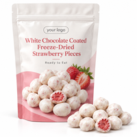 HALAL Groothandel Witte Chocolade Bedekte Gedroogde Aardbeienstukjes Gum Arabica Klaar om te eten Snack 6kg/doos voor Detailhandel