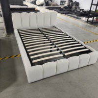 Lit rembourré moderne et unique en forme de pétale, cadre de lit en tissu de lin gris clair, tête de lit festonnée, panneaux latéraux confortables
