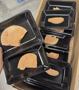 Bandeja Desechable de Plástico Negro para Alimentos XINBANG con Embalaje en Blíster para Refrigerios, Uso en Supermercados, Hecha de PP, Opción de Logotipo Personalizado - Product Image 1