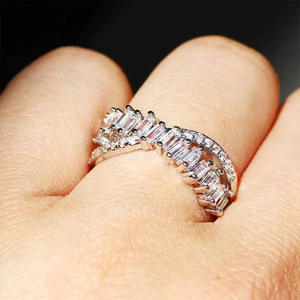 Anillo de Compromiso Q223 para Mujer en Oro Blanco con Diamante Corte Esmeralda y Diamantes Naturales Color D - Product Image 6