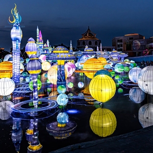 Lanterne Giganti a Tema Fantascientifico -- Installazioni LED di Castelli e Pianeti per Parchi Divertimento, Eventi, Mercati Notturni - Product Image 1