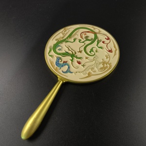 Miroir de poche personnalisé en émail souple gaufré, avec poignée dorée lisse, service de personnalisation de motifs - Product Image 1